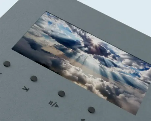 Nahaufnahme des integrierten Displays der Videobox von „Was noch bleibt“ mit einer Filmszene eines sonnendurchfluteten Wolkenhimmels.