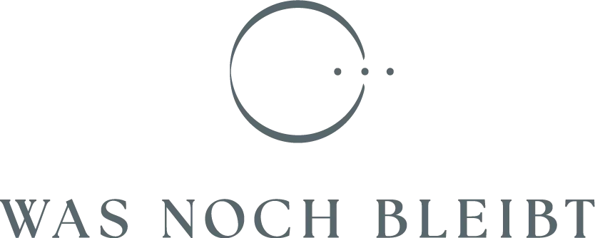 Offizielles Logo von „Was noch bleibt“ – Hochwertige Biografien, Erinnerungsbücher und Medienprojekte.